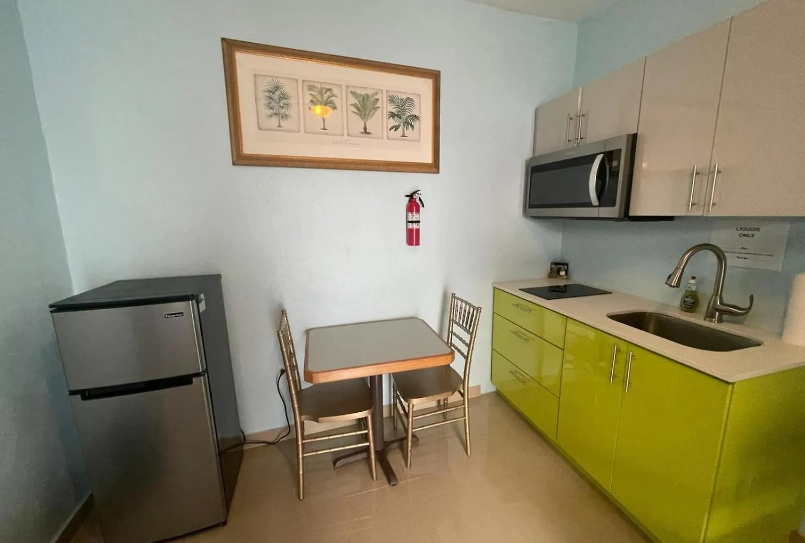 아파트 Private Studio Near Beach-Full Bath, Kitchenette, Sleeps 2, Unit 5 산후안