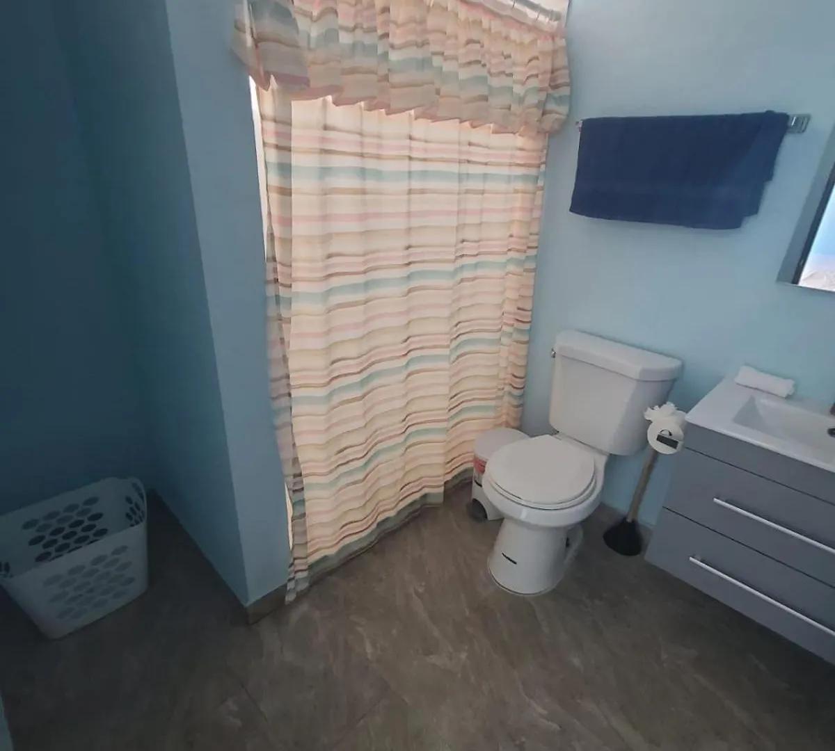 Private Studio Near Beach-Full Bath, Kitchenette, Sleeps 2, Unit 5 산후안 아파트